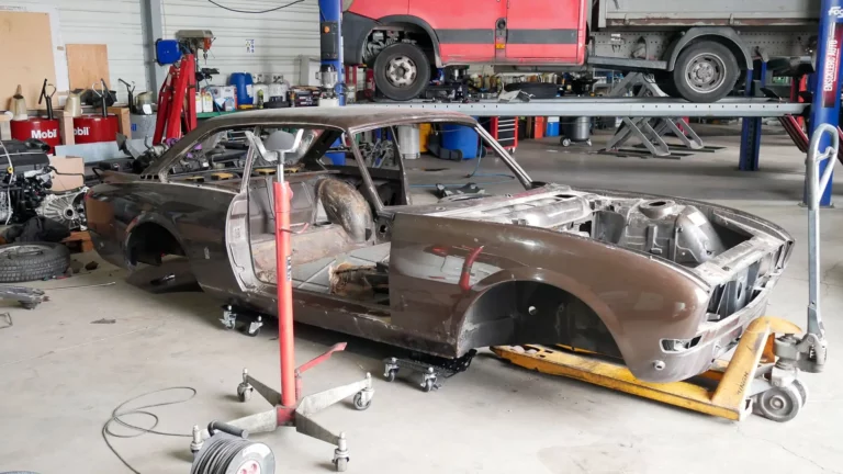 début du projet de restomod de la 504 par Allure Provence Automotive avec le démontage complet de la voiture.