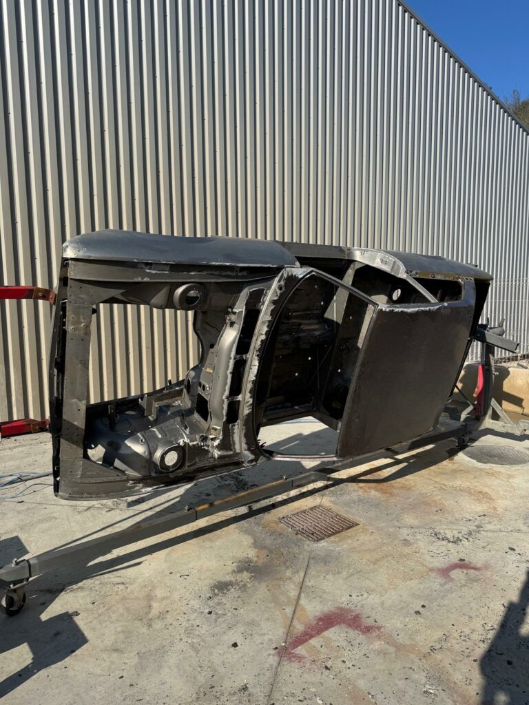 504 coupé sur broche pendant son traitement d'hydro-décapage