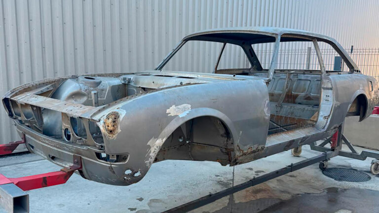 Le projet-A 504 ou plutôt sa caisse sur sa broche après son hydro-décapage