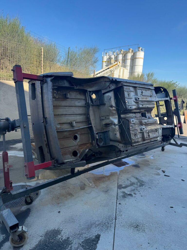 le décapage permet comme ici de décaper toutes es zones, mêms les moins accessibles, comme le passage de roues...