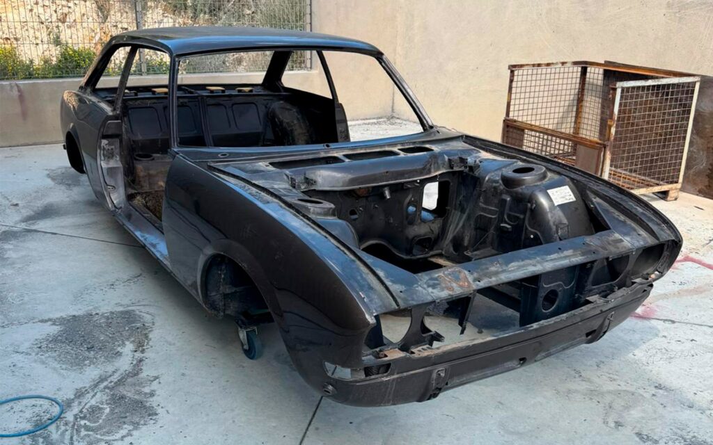 La caisse nue de la 504 allure avant son traitement hydro-décapant