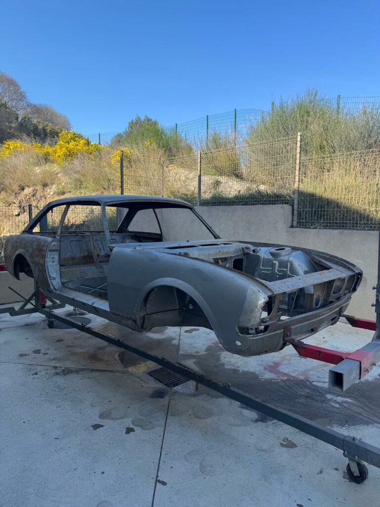 Vue avant de la 504 coupé, pendant son séchage après son hydro-décapage