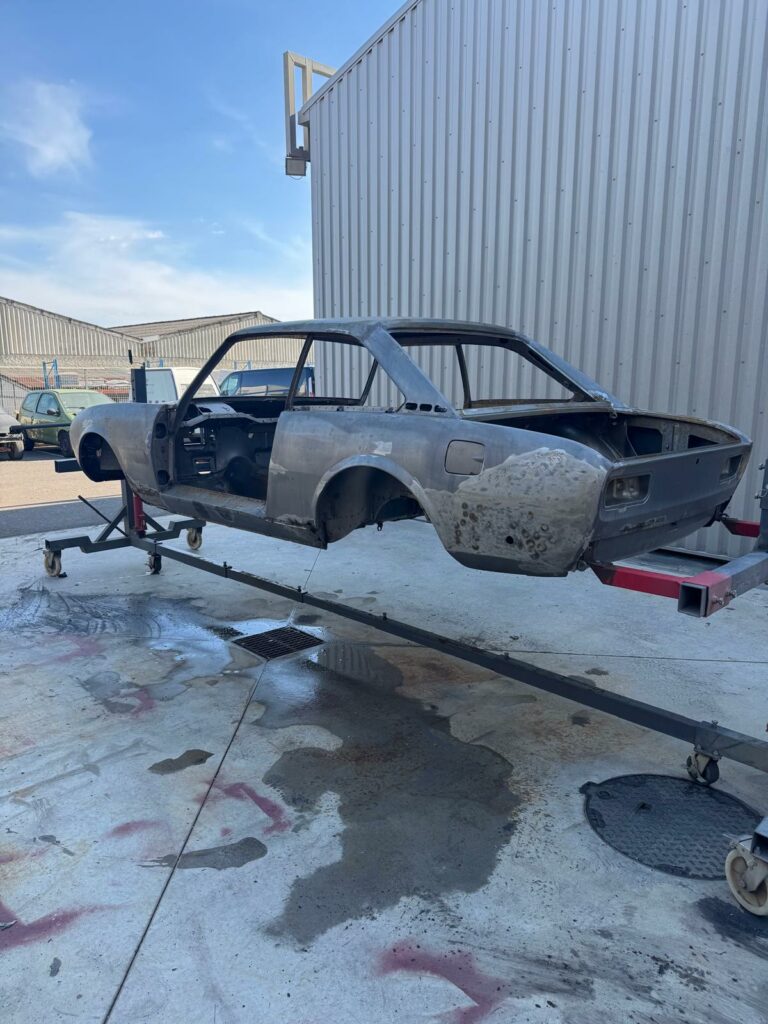 Vue arrière de la 504 coupé, futur restomod, après l'hydro-décapage