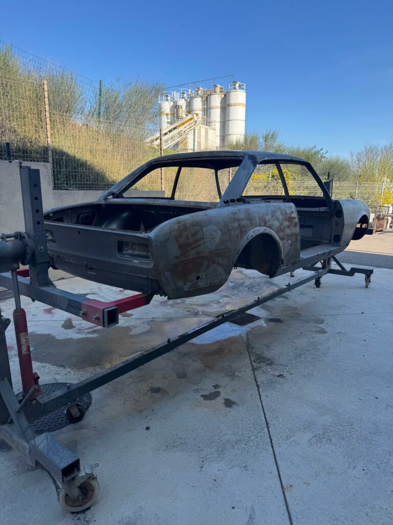 Vue arrière de la 504 coupé après son traitement de décapage par eau