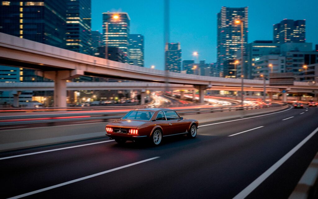 La 504 coupé restomodée par Allure Provence Automotive sur la célère autour Wagan à Tokyo