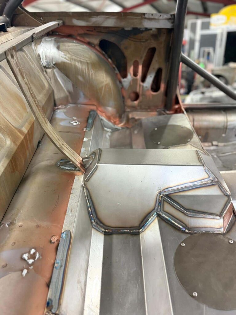 Reconstruction de la zone arrière au niveau du fauteuil pour accueillir le nouveau réservoir et les nouvelles assises