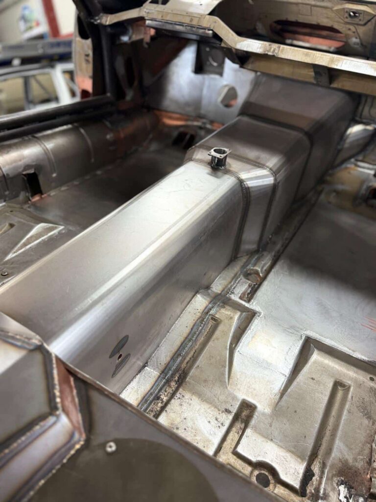 Construction du nouveau tunel central permettant d'accueillir la nouvelle boite de vitesse par RS motorsport sous la supervision des équipes du Projet A 504