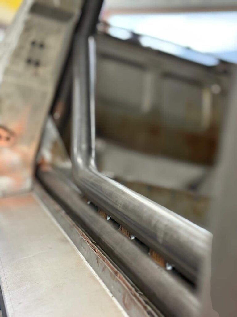 Détail sur l'arceau au niveau du passage de porte designé par RS motosport pour le Projet A 504