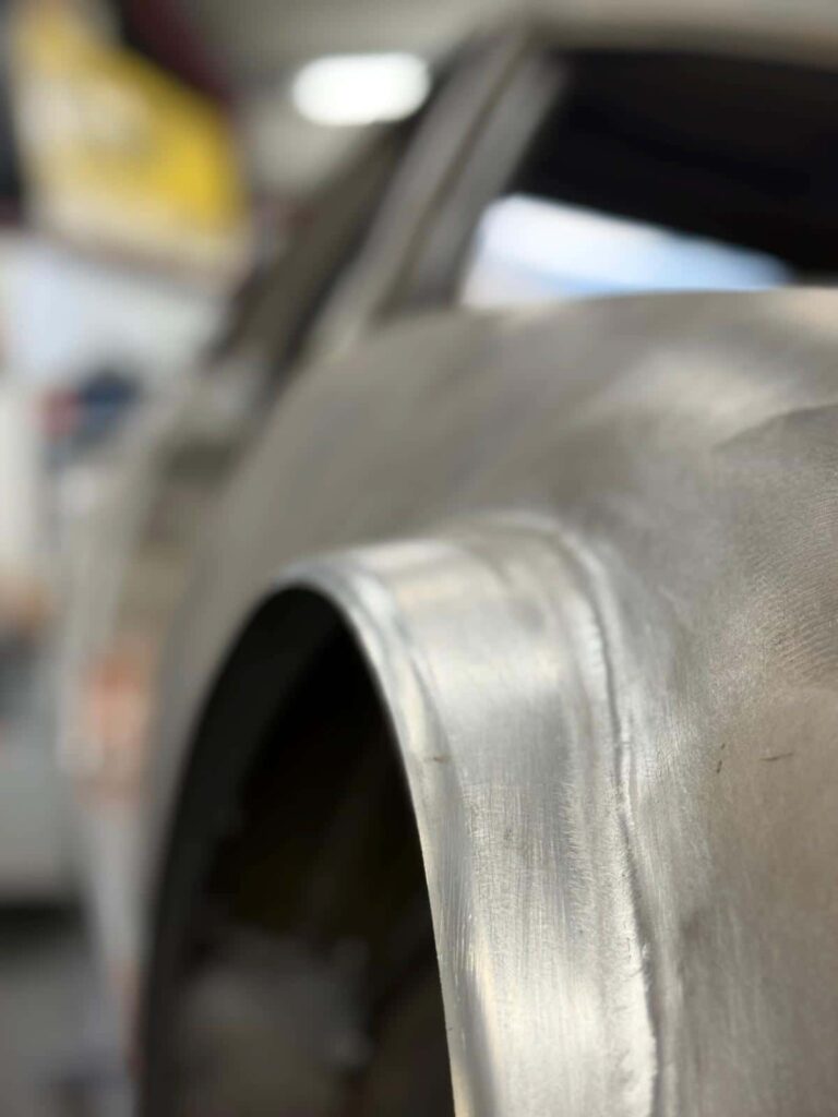 élargissement du passage des roues pour accueillir les nouveaux trains roulants et les nouvelles jantes désigné par Allure Provence Automotive et construit par RS Motorsport