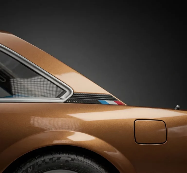 Focus sur le montant arrière de la 504 coupé restomod et sa grille en carbone arborant le drapeau français