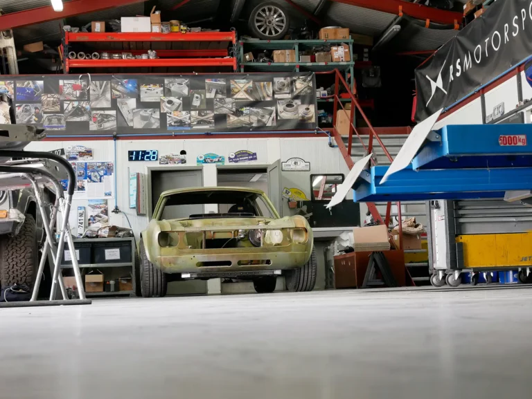 Le travail sur le châssis se termine sur la 504 Coupé restomod par Allure Provence Automotive