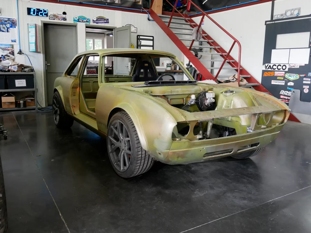 Vue de 3quart de la 504 coupé en court de restomodage avec ses jantes temporaires